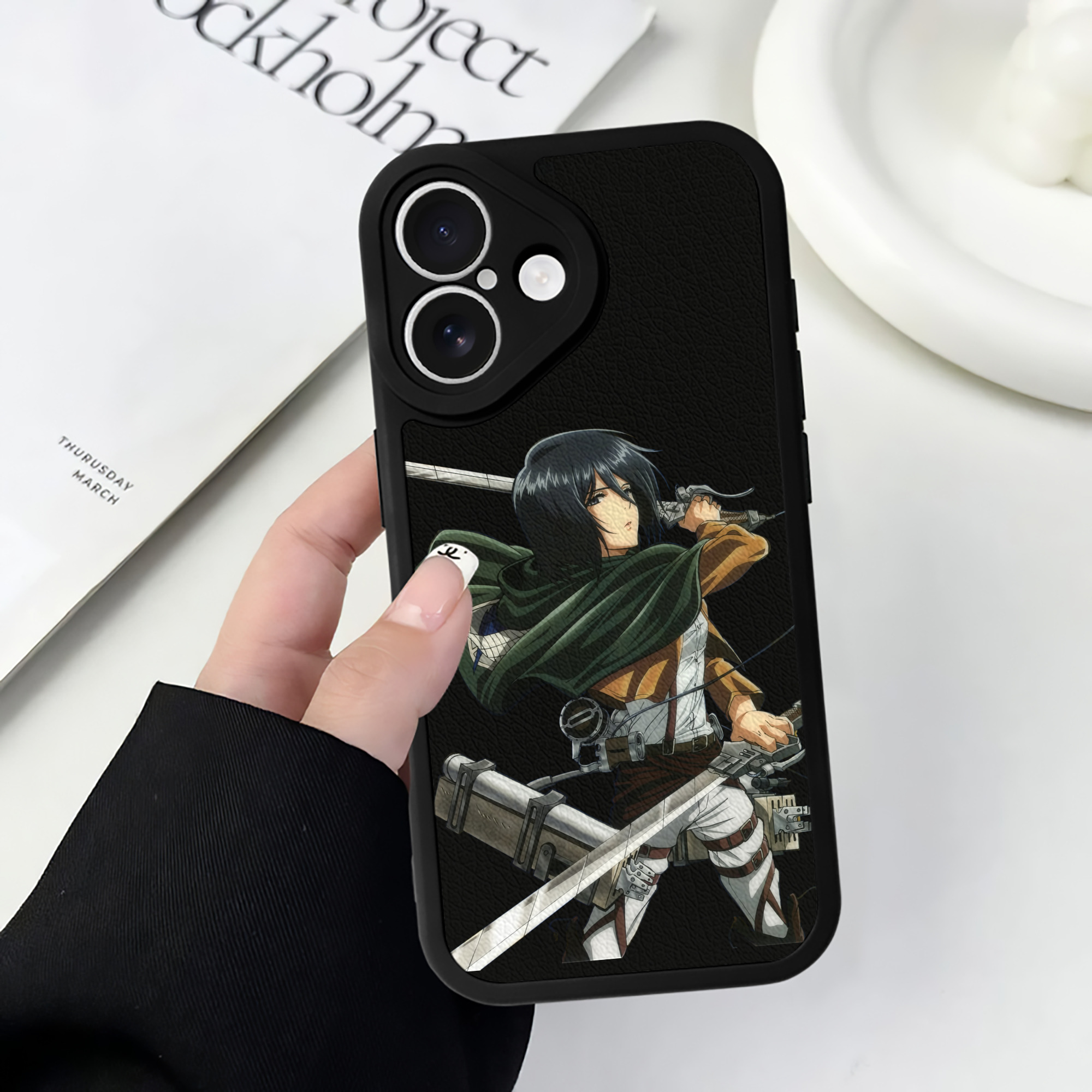 （画像用） 進撃の巨人 ミカサ·アッカーマン Attack on Titan Mikasa Ackerman 【iPhone 16シリーズ対応】シリコンスマホケース（レザー調） 材質：シリコン